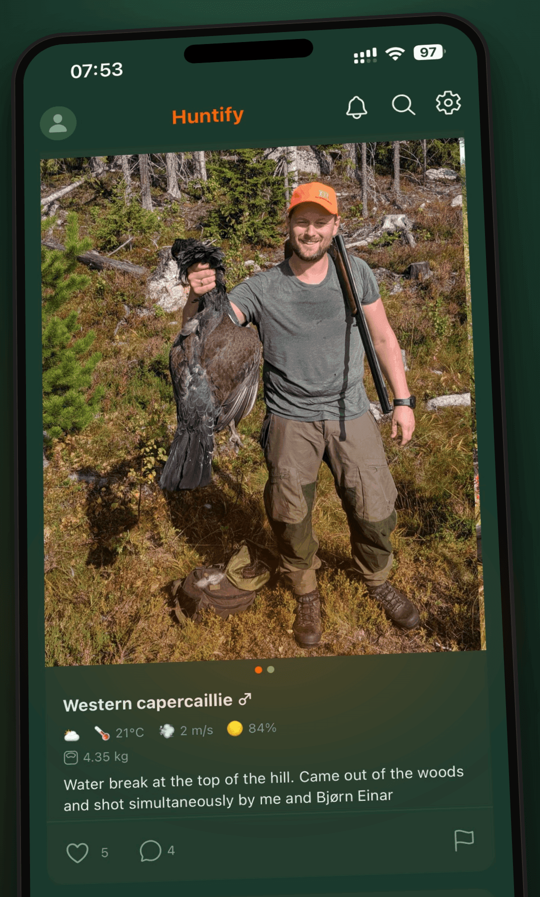 The Huntify feed on a phone: a logged western capercaillie with its photo, weight of 4.35 kg, temperature, wind and moon phase.